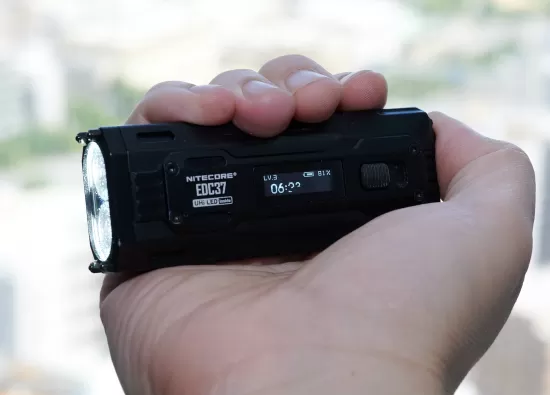 Nitecore EDC37: компактный фонарь с яркостью 8000 люмен и OLED-дисплеем